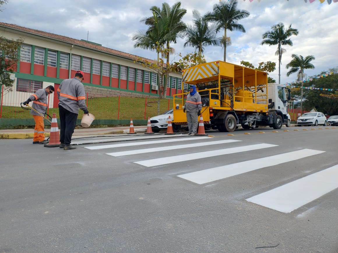 Read more about the article Caminhão faz primeira pintura de faixas com equipe própria de trabalhadores