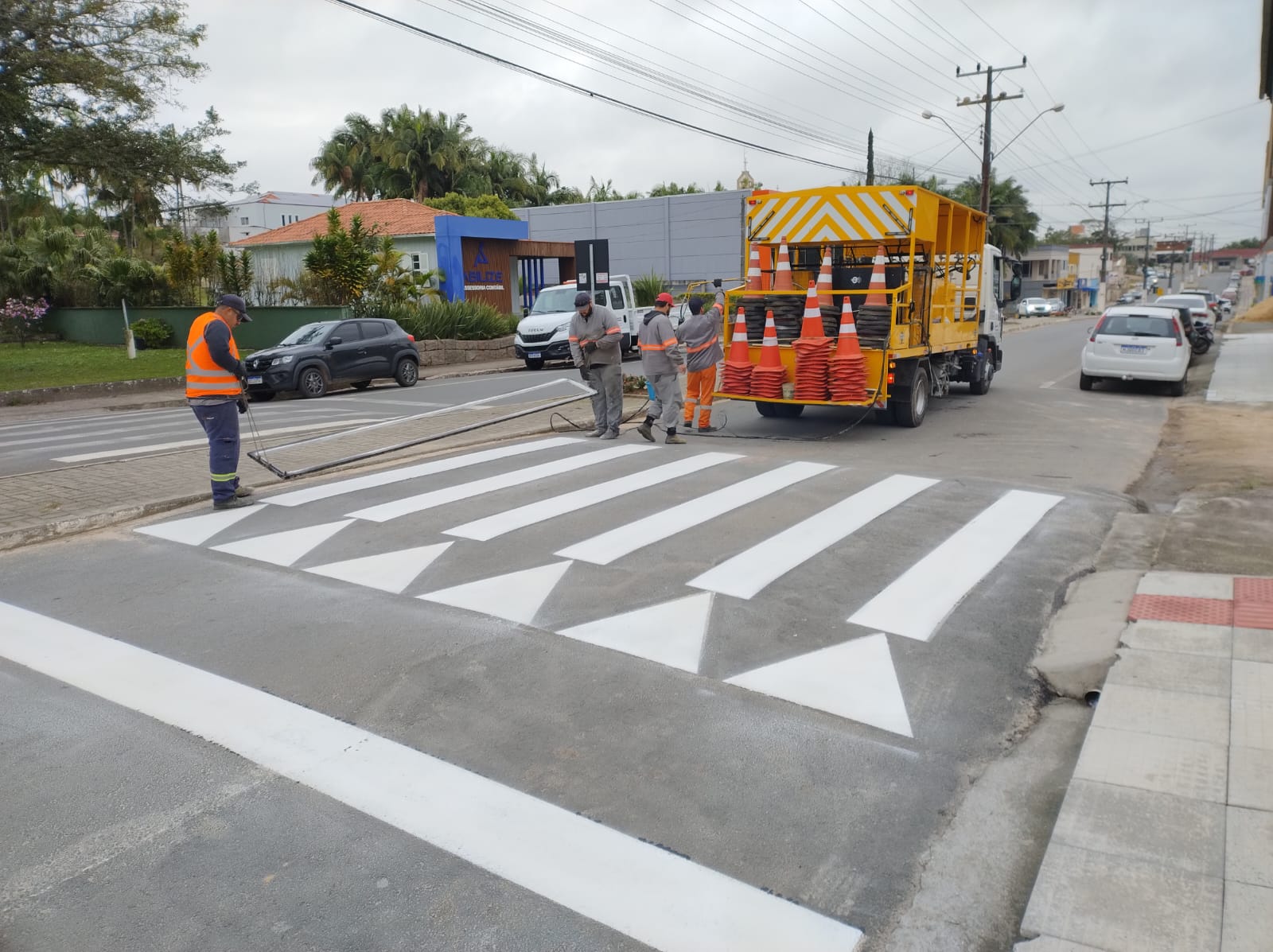 Read more about the article Caminhão de pintura de sinalização viária atende ao município de Treze de Maio