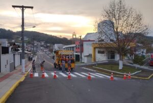 Read more about the article Mais dois municípios utilizam pela primeira vez o caminhão de pintura de sinalização viária