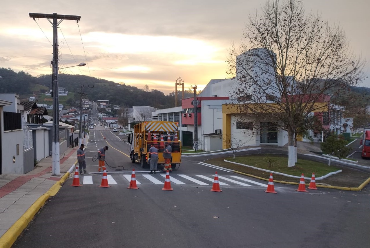 You are currently viewing Mais dois municípios utilizam pela primeira vez o caminhão de pintura de sinalização viária